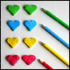 Позитивные сердечки и цветные карандаши картинка смайлик скачать