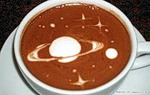 На поверхности кофе изображены планеты